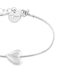 Detailansicht des silberfarbenen Tamaris Armbands mit Herzdetail, Karabinerverschluss und Verlängerungskette