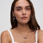 Tamaris Halskette Natural Stones in Gold mit mehrfarbigen Perlen am Hals einer Frau