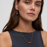 Tamaris Halskette Natural Stones in Roségold mit rosa Perlen am Hals einer Frau