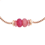 Detailaufnahme der rosa und pinken Schmucksteine am roségoldenen Tamaris Armband.