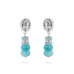 Silberne Tamaris Ohrstecker mit blau-türkisfarbenem Stein-Anhänger in der Frontansicht.