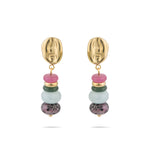 Goldene Tamaris Ohrstecker mit bunten Perlen-Anhängern in Pink, Grün, Hellblau und Rosa in der Frontansicht.