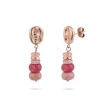 Elegante Tamaris Damen-Ohrringe in Roségold mit gestapelten rosa Edelstein-Perlen in Schrägansicht.