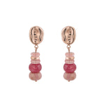 Roségoldene Tamaris Ohrstecker mit rosa Perlen-Anhängern in der Frontansicht.