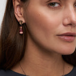 Model präsentiert das roségoldene Tamaris Ohrstecker mit rosa Perlen-Details 