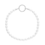 Tamaris Damen-Perlenarmband aus weißen Süßwasserperlen mit silbernem Ring-Verschluss auf weißem Hintergrund.