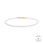 Tamaris Pearl Charms Fußkette mit weißen Perlen und goldfarbenem Charm-Verschluss in Schrägansicht