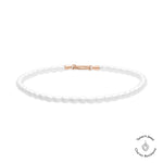 Tamaris Pearl Charms Fußkette mit weißen Perlen und roségoldfarbenem Charm-Verschluss in Schrägansicht