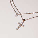 Tamaris Cross halskette in Roségold mit funkelnden Zirkonia-Details
