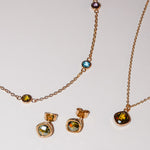 Zusatzbild der Shiny Stones Halsketten und Ohrstecker in Gold mit blau-grünen Steinen in der Nahaufnahme 