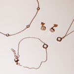 Zusatzbild der Shiny Stones Halsketten, Armband und Ohrstecker in Roségold mit weißen  Steinen in der Nahaufnahme 