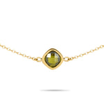 Detailansicht des Tamaris Shiny Stones Armbands in Gold mit facettiertem grünem Schmuckstein