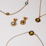 Zusatzbild der Shiny Stones Halsketten, Armband und Ohrstecker in Gold mit blau-grünen Steinen in der Nahaufnahme 