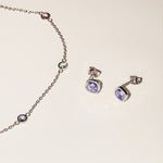 Zusatzbild der Shiny Stones Halskette und Ohrstecker in Silber mit blau-grünen Steinen in der Nahaufnahme