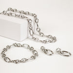 Tamaris Elegant Chunky Schmuckset in Silber mit Halskette, Armband und Ohrringen auf hellem Hintergrund
