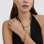 Tamaris Halskette Elegant Chunky in Gold am Model getragen – goldene Statement-Gliederkette mit passenden Ohrringen und Armband