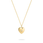 Tamaris Halskette - Herz-Amulett: Eine goldene, herzförmige Halskette von Tamaris mit einem kleinen zentralen Diamanten an einer zarten goldenen Edelstahlkette, isoliert auf Weiß dargestellt.