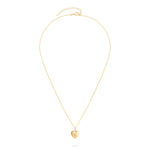 Tamaris Halskette - Heart Amulet von Tamaris besteht aus einer zarten Goldkette mit einem kleinen Herzanhänger auf weißem Hintergrund.