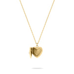Die Tamaris Halskette - Heart Amulet ist eine goldene Halskette mit einem offenen Medaillon aus Edelstahl von Tamaris auf weißem Grund.