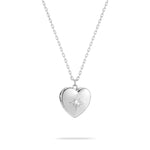 Die Tamaris Halskette - Heart Amulet ist ein herzförmiges Medaillon mit Sternenmuster und zentralem Edelstein - ein elegantes Accessoire von Tamaris, perfekt als Geschenkidee.