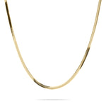 Eine schlichte goldene Halskette aus dem Tamaris Set - The Layer von Tamaris, dargestellt auf weißem Hintergrund.