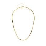 Das Tamaris Set - The Layer von Tamaris besteht aus einer goldenen Schlangenkette mit verstellbarem Verschluss, die auf einem weißen Hintergrund präsentiert wird.