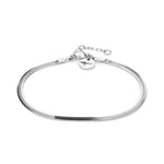 Das Tamaris Set - The Layer von Tamaris besteht aus einem silbernen Schlangenkettenarmband mit einem kleinen runden Anhänger und einem verstellbaren Verschluss.