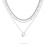 Die Tamaris Halskette - Modern Layering besteht aus drei unterschiedlich gestalteten Silberketten und einem runden Anhänger - ein elegantes Damen Schmuck Set von Tamaris, perfekt für jeden Anlass.