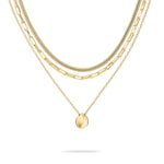 Die Tamaris Halskette - Modern Layering verfügt über drei goldene Ketten - eine mit rundem Anhänger, eine mit Kastengliedern und eine Schlangenkette - und ist damit der perfekte Damenschmuck für jede Gelegenheit.