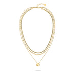 Die Tamaris Halskette - Modern Layering verfügt über drei verschiedene Goldketten, darunter eine Schlangenkette mit einem kleinen runden Anhänger an der längsten Kette - ideal für Damen Schmuck Fans.