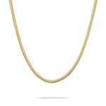 Die Tamaris Halskette - Modern Layering von Tamaris glänzt dezent und wird auf weißem Hintergrund mit sanftem Schatten präsentiert - das perfekte Schmuck-Highlight für Damen.