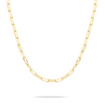 Die Tamaris Halskette - Modern Layering ist eine dünne Goldkette mit rechteckigen Gliedern auf weißem Hintergrund mit sanftem Schatten - ein zeitloses Stück von Tamaris, ideal zum Übereinanderlegen oder zum Kombinieren mit Ihrem Lieblingsschmuckset.