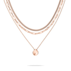 Die Tamaris Halskette - Modern Layering ist eine dreilagige roségoldene Halskette von Tamaris mit einem kleinen runden Anhänger an der kürzesten Kette, der auf weißem Hintergrund abgebildet ist.