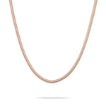 Die Tamaris Halskette - Modern Layering in Roségold ist eine schlichte Halskette auf weißem Grund, die sich perfekt allein oder mit Ihren Lieblingsketten mit Anhänger von Tamaris kombinieren lässt.