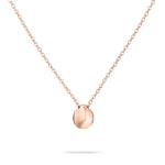 Die Tamaris Halskette - Modern Layering von Tamaris verfügt über eine roségoldene Schlangenkette und einen kleinen, glatten Anhänger in Kieselsteinform - ein elegantes Accessoire für Fans von Ketten mit Anhänger.