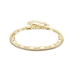 Das Tamaris Armband - Modern Layering bietet ein goldenes Kettenarmband mit geschichtetem Schlangenketten- und Gliederketten-Design, einen verstellbaren Verschluss und ein poliertes Finish von Tamaris.