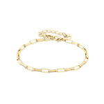 Das Tamaris Armband - Modern Layering von Tamaris mit seinen zarten, rechteckigen Gliedern und dem verstellbaren Verschluss ist ein stilvolles goldenes Kettenarmband, das sich perfekt zum Layering eignet.