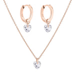 Tamaris Set - Funkelnde Liebe: Elegantes Schmuckset mit Herzanhänger und klaren Kristallen, bestehend aus Halskette und passenden Creolen der Marke Tamaris.