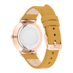 Rückansicht der Tamaris Damen Armbanduhr mit roségoldfarbenem Edelstahlgehäuse, senfgelbem Lederarmband und Dornschließe.