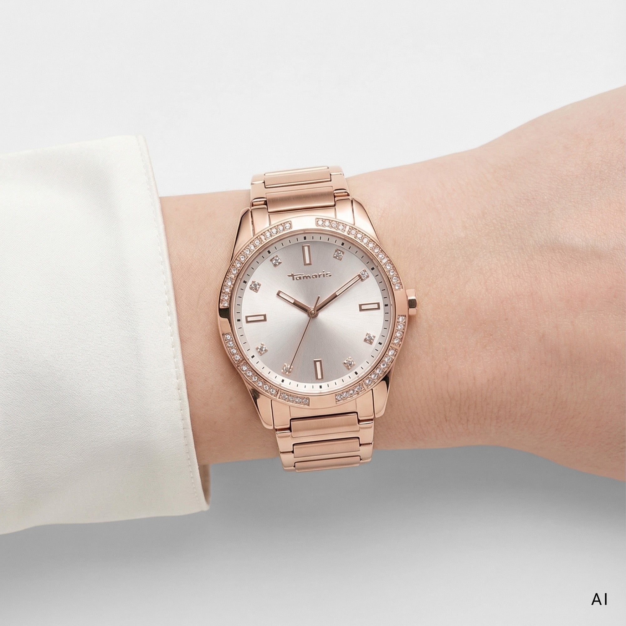 KI-generiertes Tragebild einer roségoldfarbenen Tamaris Damen Armbanduhr mit Edelstahlarmband, hellem Zifferblatt und funkelndem Steinbesatz an der Lünette.