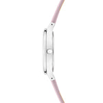 Seitenansicht der Tamaris Armbanduhr - Romantic Flowers von Tamaris mit schlankem, silbernem Gehäuse und hellrosa Lederarmband, perfekt für einen eleganten Auftritt bei jeder Gelegenheit.