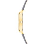 Seitenansicht der Tamaris Armbanduhr - Romantic Flowers von Tamaris mit goldenem Gehäuse und grauem Lederarmband, dargestellt auf weißem Hintergrund.