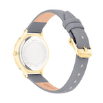 Die Tamaris Armbanduhr - Romantic Flowers verfügt über ein goldenes Gehäuse mit einem grauen Lederarmband, das das Tamaris-Logo auf der Rückseite und der Schließe zeigt - und verleiht jedem Outfit eine subtile Raffinesse.