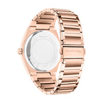 Die Tamaris Armbanduhr - The Round Basic Essential verfügt über einen roségoldenen Edelstahlboden, ein eleganteres Edelstahlband und einen mit dem Tamaris-Logo gravierten Verschluss.