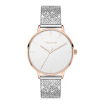 Die Tamaris Armbanduhr - Sparkle Up hat ein silbernes Glitzerarmband, ein weißes Zifferblatt und ein roségoldenes Gehäuse mit passenden Markierungen für einen eleganten Look.