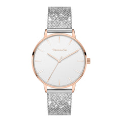 Die Tamaris Armbanduhr - Sparkle Up hat ein silbernes Glitzerarmband, ein weißes Zifferblatt und ein roségoldenes Gehäuse mit passenden Markierungen für einen eleganten Look.