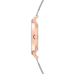 Seitenansicht der Tamaris Armbanduhr - Sparkle Up by Tamaris, die sich durch ein elegantes Design mit roségoldenem Gehäuse und schlankem, silberfarbenem Netzband auszeichnet, das die Krone und das schlanke Profil zur Geltung bringt.