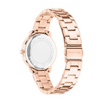 Die Tamaris Armbanduhr - The Elegance verfügt über ein roségoldenes Finish und ein Edelstahlband, das von der Rückseite aus das Tamaris Branding, die Schließe und das raffinierte Design hervorhebt.