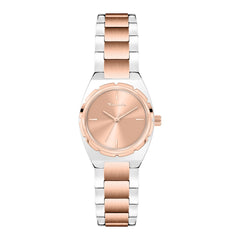 Die Tamaris Armbanduhr - The Cool One ist eine silber- und roségoldfarbene Damenuhr mit rundem Zifferblatt und elegantem Edelstahlband, inspiriert von der Tamaris Mini-Uhr Kollektion.