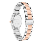 Die Tamaris Armbanduhr - The Cool One von Tamaris verfügt über ein silbernes und roségoldenes Edelstahlband und eine Schließe, die von hinten gezeigt werden, um das elegante Gehäuse und das Design des Tamaris Mini-Uhr-Bands hervorzuheben.